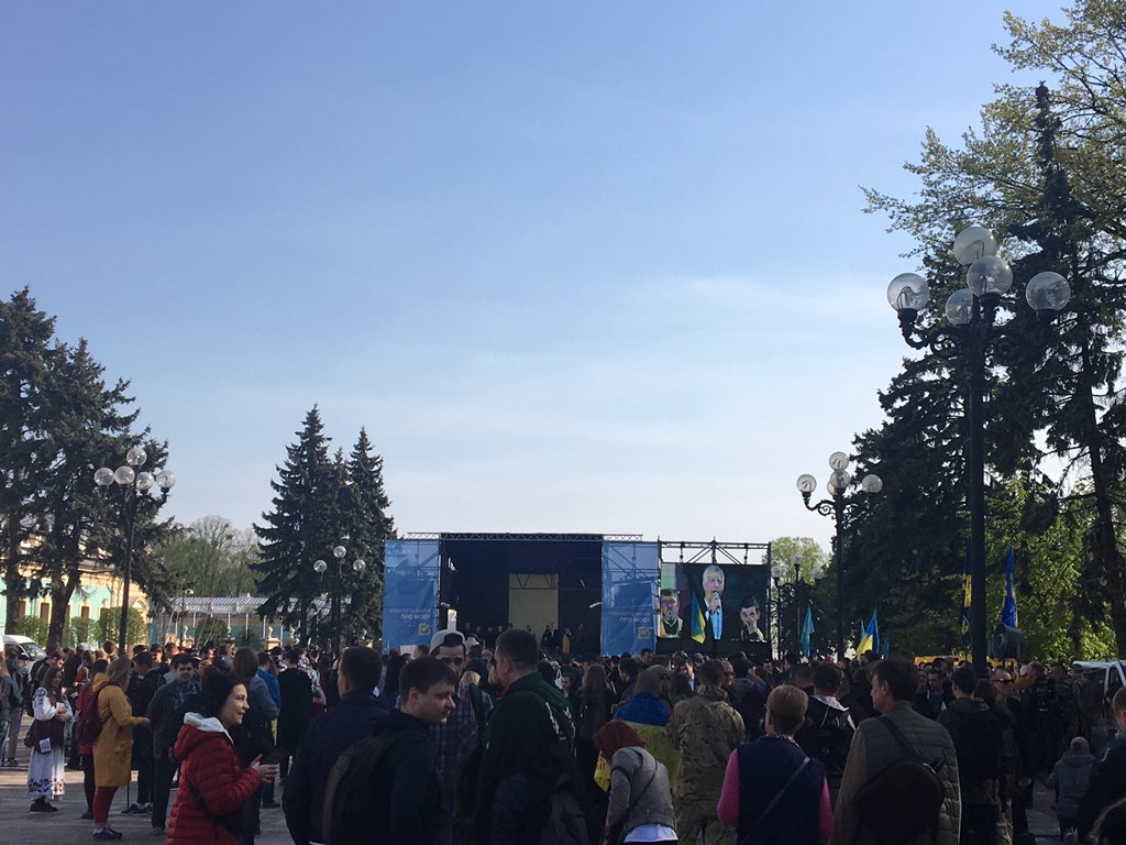 Сотни людей собрались под Радой в ожидании принятия языкового закона (фото)