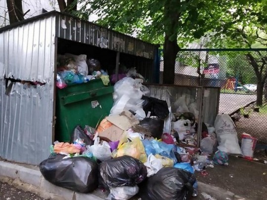 Стоит невыносимая вонь: в сети показали фото заваленного мусором Донецка