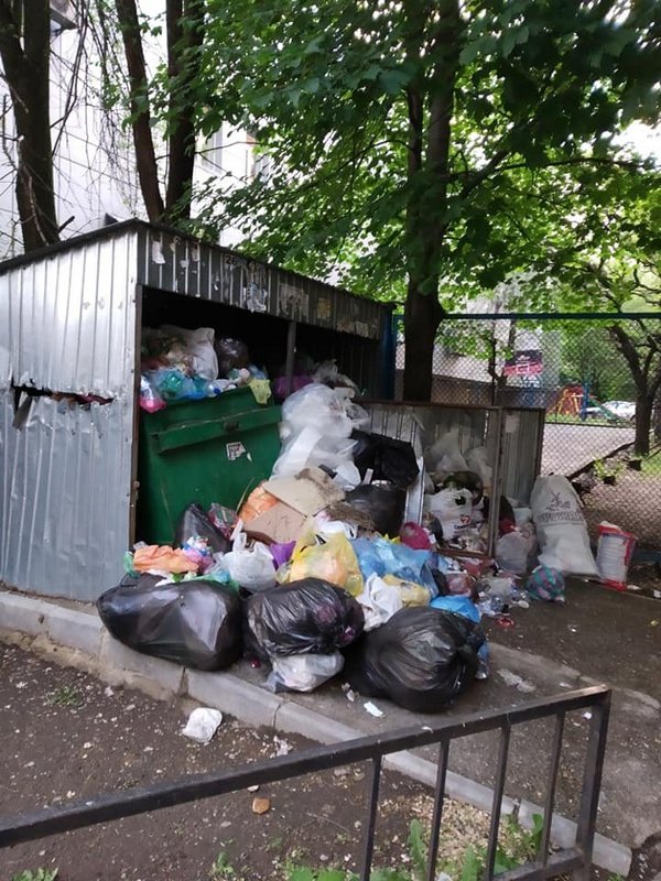 Стоит невыносимая вонь: в сети показали фото заваленного мусором Донецка