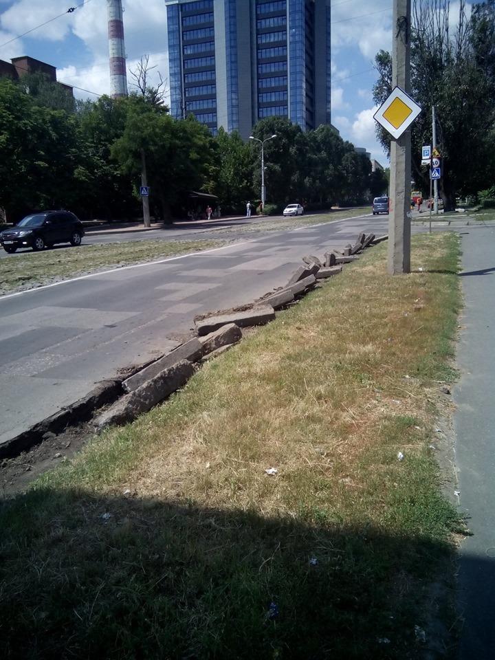 Страсть к наживе: сеть возмутили фото ремонта дорог в Донецке