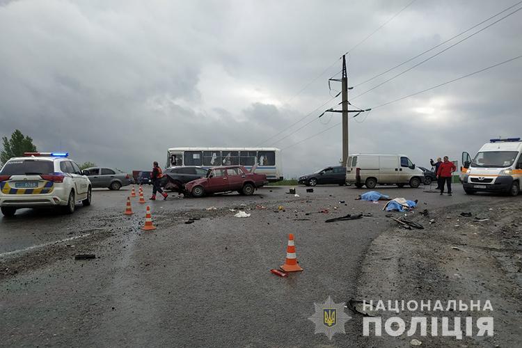 Тела разбросало по дороге: под Тернополем произошло страшное ДТП (фото, видео)