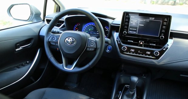 Тест-драйв найпопулярнішого у світі автомобіля Toyota Corolla: фото та відео