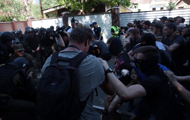 У дома Левочкина произошли столкновения Нацкорпуса с полицией