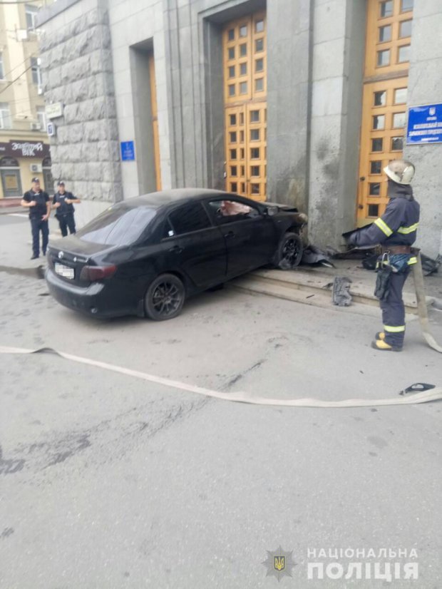 У Харківську мерію врізався автомобіль: фото