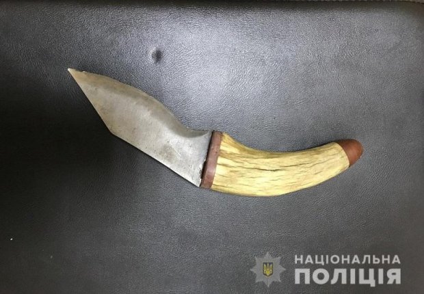У Києві на дитячому майданчику чоловік порізав руки дитині