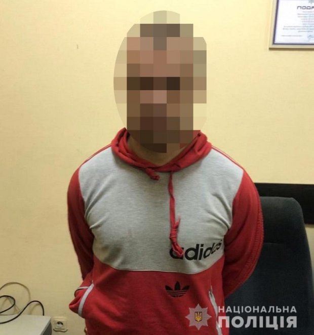 У Києві на дитячому майданчику чоловік порізав руки дитині