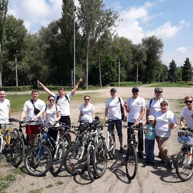 У Запоріжжі тисячі велосипедистів проїхалися вулицями міста: яскраві фото