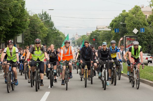 У Запоріжжі тисячі велосипедистів проїхалися вулицями міста: яскраві фото