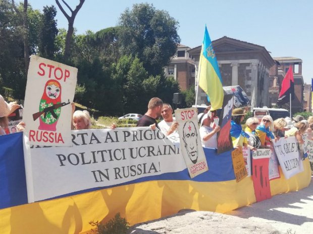 Украинская диаспора вышла на протест из-за визита Путина в Рим: фото и видео