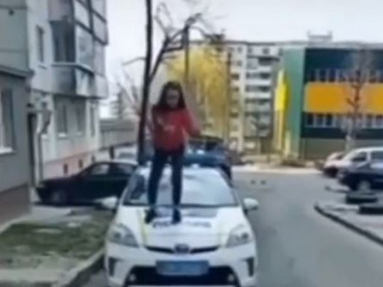 Украинская школьница станцевала на патрульном авто (видео)