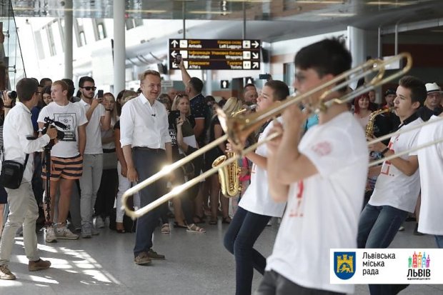 В аеропорту Львова влаштували яскравий флешмоб гостям Leopolis Jazz Fest: фото, відео