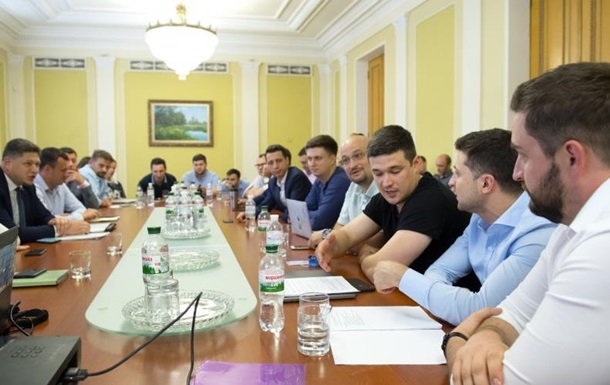В АП обсудили перевод всех госуслуг в онлайн