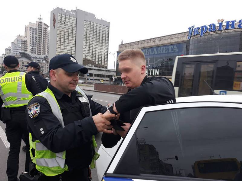 В центре Киева «Мерседес» с неадекватным водителем без документов разбился о маршрутку (фото)
