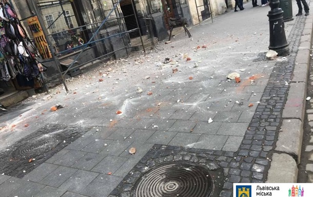 В центре Львова на прохожих обвалились кирпичи