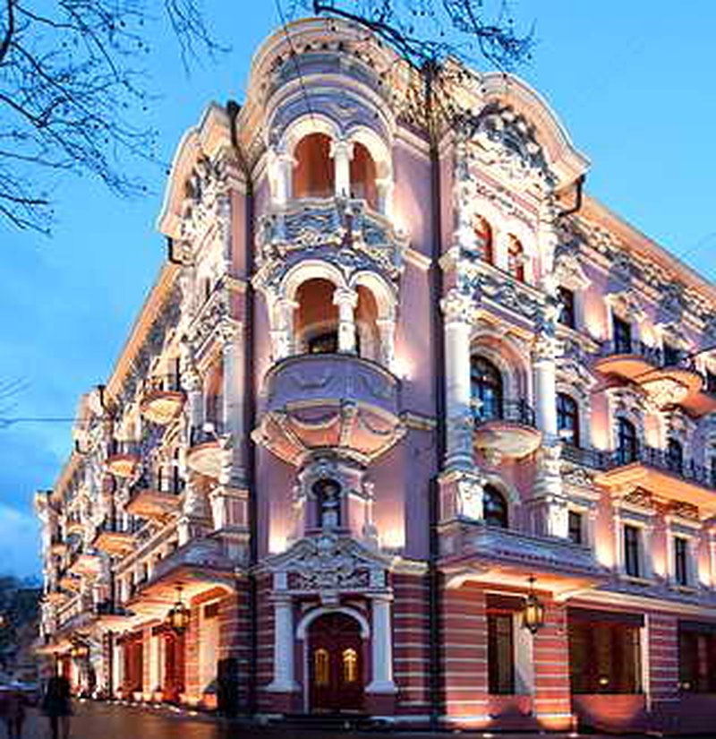 В центре Одессы третьи сутки «минируют» отели, эвакуируют сотни людей (фото) В центре Одессы третьи сутки «минируют» отели, эвакуируют сотни людей (фото)