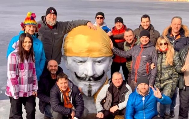 В Днепре дайверы утопили Ленина