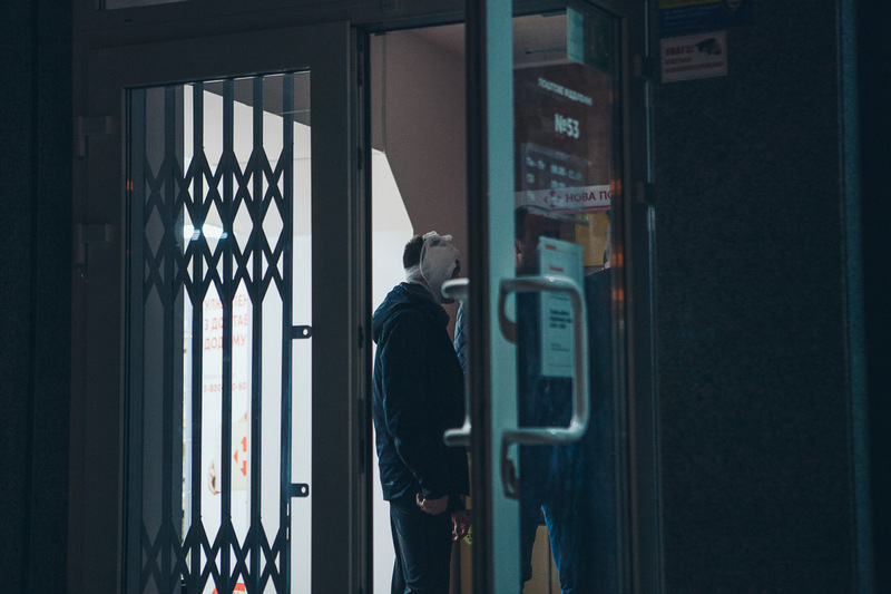 В Днепре вооруженный преступник напал на отделение Новой почты: есть раненые (фото, видео)