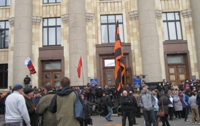 В Харькове проходит два митинга: за присоединение к России и против сепаратизма