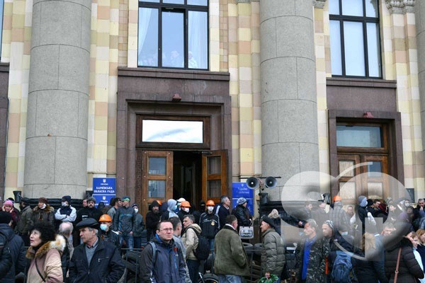 В Харькове проходит два митинга: за присоединение к России и против сепаратизма