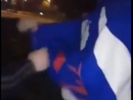 В Харькове с куртки мужчины срезали надпись Russia: в сети показали видео