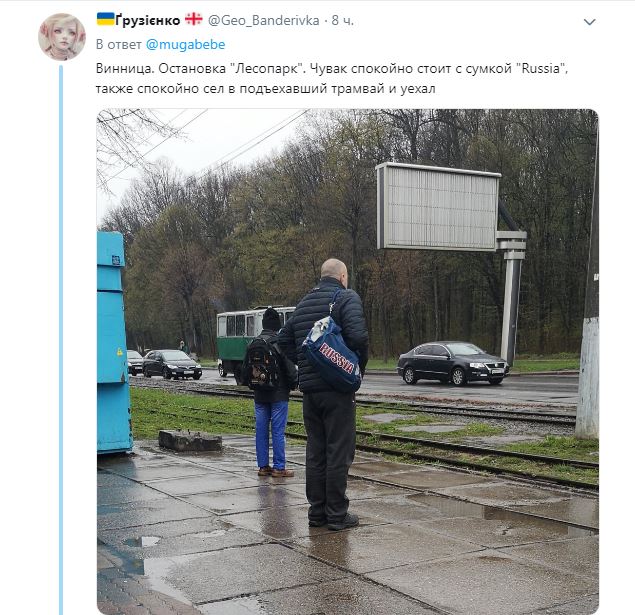 В Харькове с куртки мужчины срезали надпись Russia: в сети показали видео
