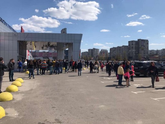 В Харькове «заминировали» четыре объекта: взрывчатку ищут в аэропорту, отеле и торговых центрах (фото)