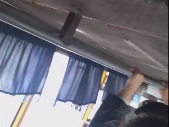 В херсонской маршрутке вода во время дождя лилась прямо на пассажиров (видео)