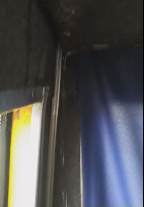 В херсонской маршрутке вода во время дождя лилась прямо на пассажиров (видео)