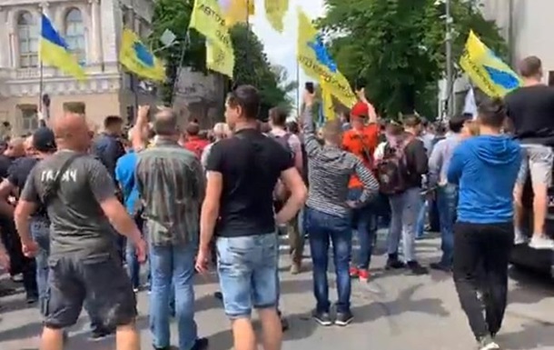 В Киеве евробляхер наехал на полицейского
