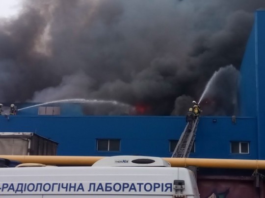 В Киеве горят склады стройматериалов: что известно на этот момент (фото, видео)