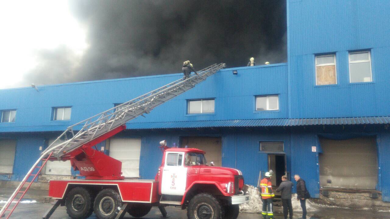 В Киеве горят склады стройматериалов: что известно на этот момент (фото, видео)