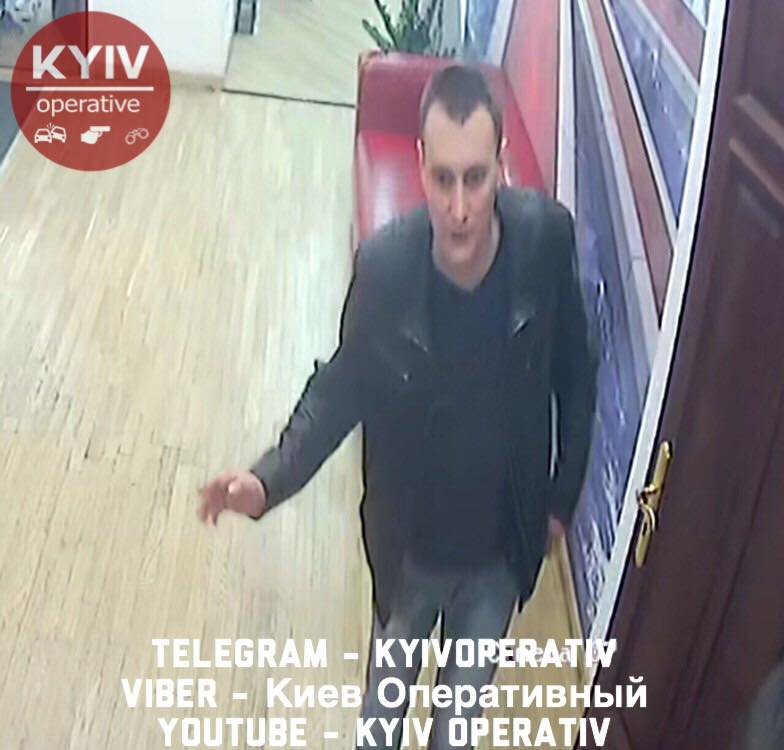 В Киеве ищут наглых воров, забравших во время урока телефон у ребенка (фото)