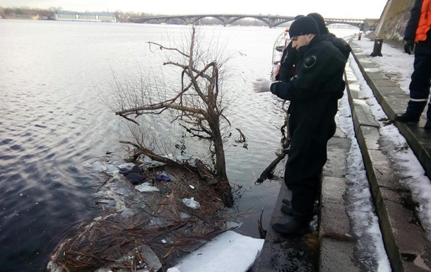 В Киеве из Днепра достали тело мужчины