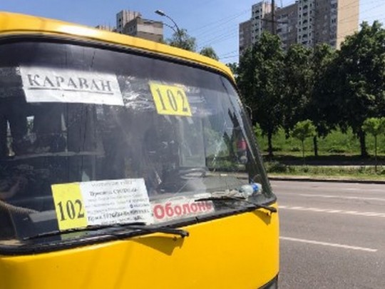 В Киеве маршрутчик зажал маленького ребенка дверьми и нахамил его родителям: детали инцидента (фото, видео)