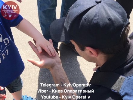 В Киеве маршрутчик зажал маленького ребенка дверьми и нахамил его родителям: детали инцидента (фото, видео)