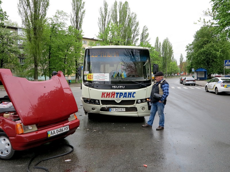 В Киеве маршрутка столкнулась с легковушкой, много пострадавших: эксклюзивные фото с места ДТП