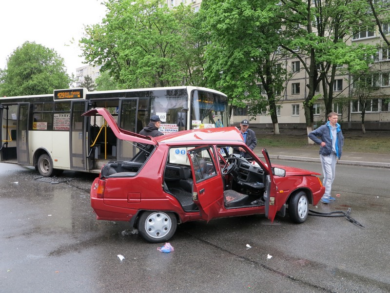 В Киеве маршрутка столкнулась с легковушкой, много пострадавших: эксклюзивные фото с места ДТП
