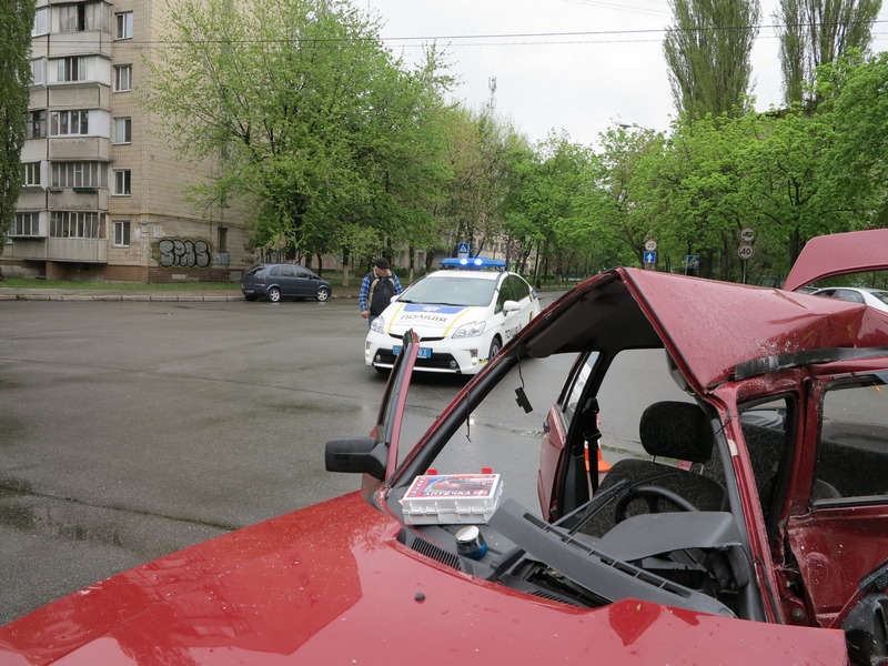 В Киеве маршрутка столкнулась с легковушкой, много пострадавших: эксклюзивные фото с места ДТП