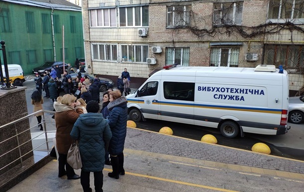 В Киеве минировали два суда