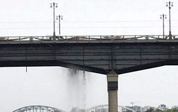 В Киеве мост Патона превратился в водопад