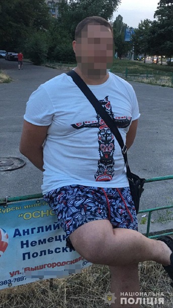 В Киеве мужчина открыл стрельбу посреди улицы, есть раненый