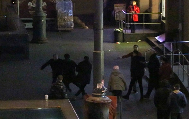 В Киеве пьяные посетители супермаркета подрались с охраной