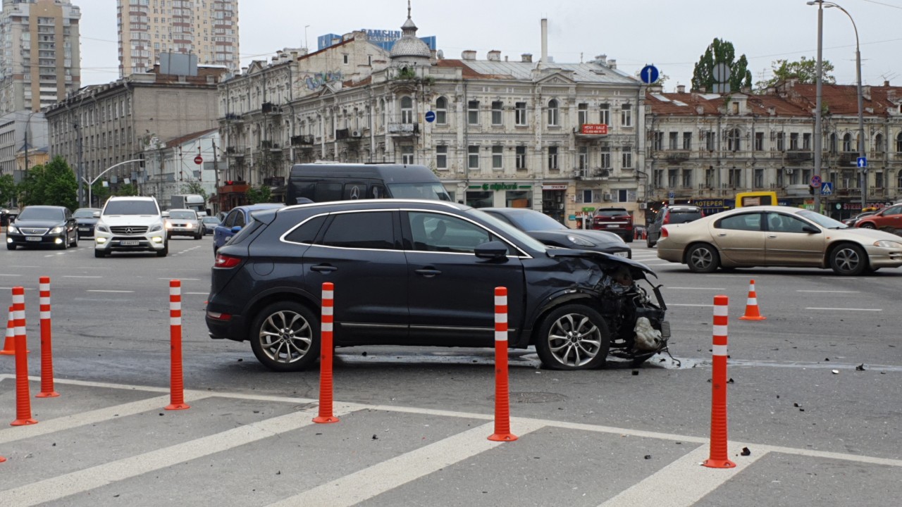 В Киеве произошло тройное ДТП с пострадавшими: фото с места аварии
