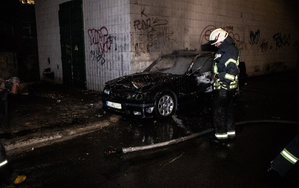 В Киеве во дворе дома сгорел автомобиль