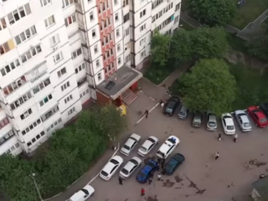 В Киеве выпускник выпал с 16-го этажа (видео)