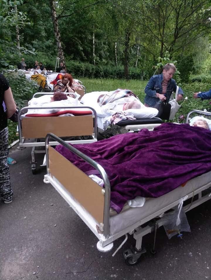 В Киеве заминировали больницу: пациенты после операций оказались на улице (фото)