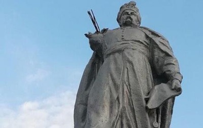 В Кривом Роге у памятника Хмельницкому отвалилась рука