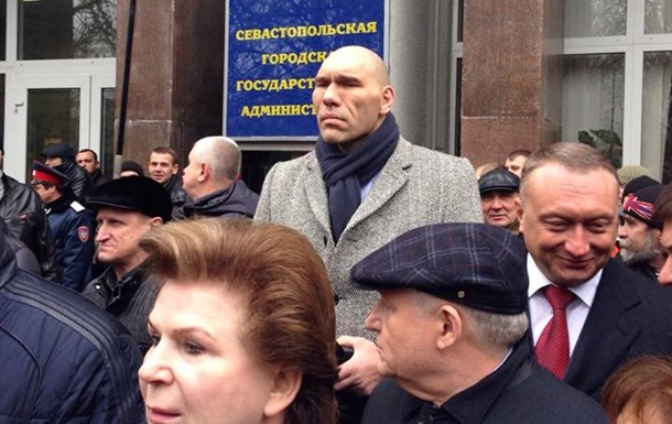 В Крым приехал российский депутат-боксер Валуев