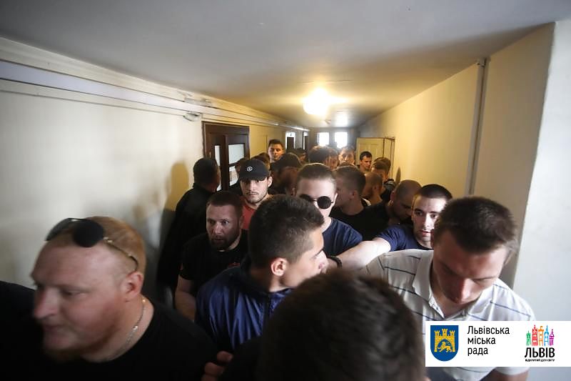В мэрии Львова выломали двери и устроили потасовку: детали и видео с места событий