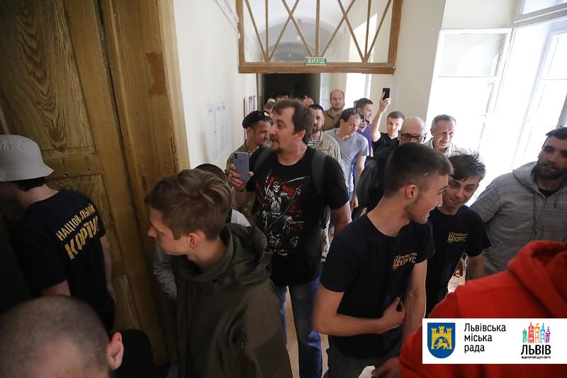 В мэрии Львова выломали двери и устроили потасовку: детали и видео с места событий